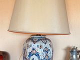 une lampe posée sur une table à côté d'une chaise