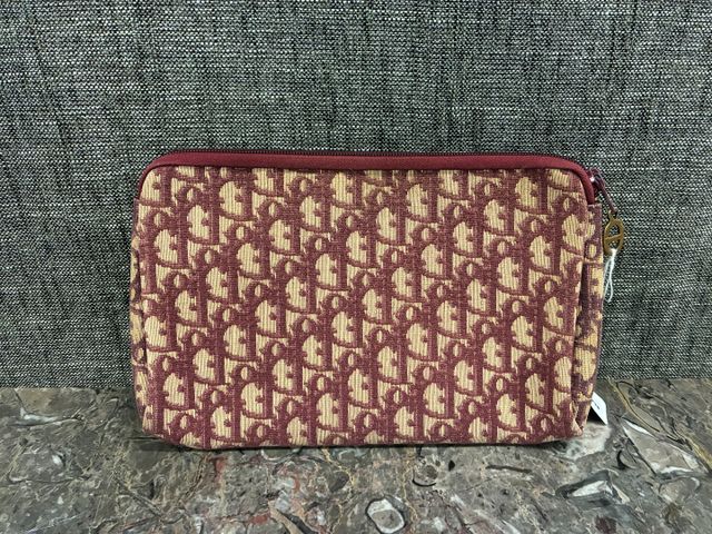 CHRISTIAN DIOR - Pochette en tissu monogrammée bordeaux, fermetur...
