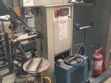 une machine placée au milieu d'une pièce