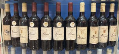 de nombreuses bouteilles de vin sur les étagères du magasin