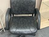 une chaise de bureau noire qui se trouve dans une pièce