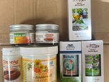 une boîte contenant de nombreux types de produits de soins de la peau