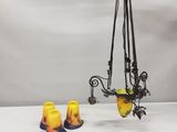 un lustre avec deux vases jaunes et une paire de chaussures