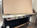 un four à pizza posé sur un plan de travail