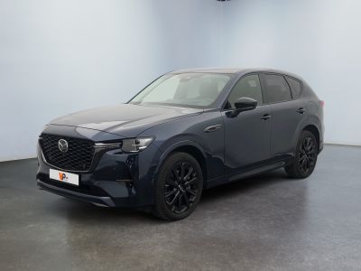 un SUV Mazda CX-HR gris garé dans un showroom