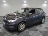 la voiture grise est garée dans le garage sur un sol en damier