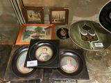 une vitrine contenant de nombreux objets anciens