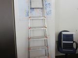 une échelle adossée au mur d'une pièce