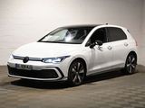 La Volkswagen e-Golf blanche est garée dans le garage.