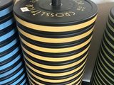 trois poubelles posées les unes à côté des autres sur le sol