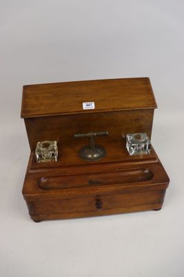 une petite boîte en bois sur laquelle sont posés deux verres