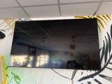 un téléviseur à écran plat fixé au mur d'une pièce