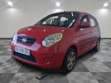 la photo d'une voiture rouge garée dans un garage