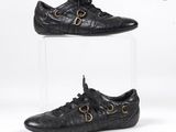 une paire de chaussures en cuir noir ornées de boucles