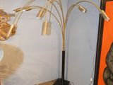 une photo d'une lampe posée sur un pied dans une pièce
