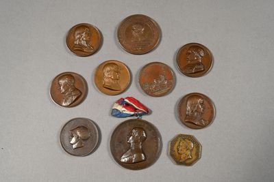 un lot de pièces de monnaie posées sur une table