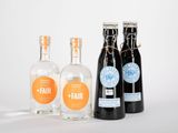 trois bouteilles d'alcools différents posées les unes à côté des autres