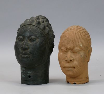deux statues assises l'une à côté de l'autre sur une table