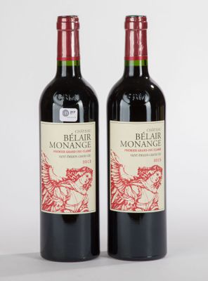 deux bouteilles de vin rouge posées l'une à côté de l'autre sur une surface blanche