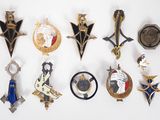 plusieurs types de badges sur une surface blanche