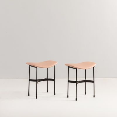 une paire de tabourets de style « person »