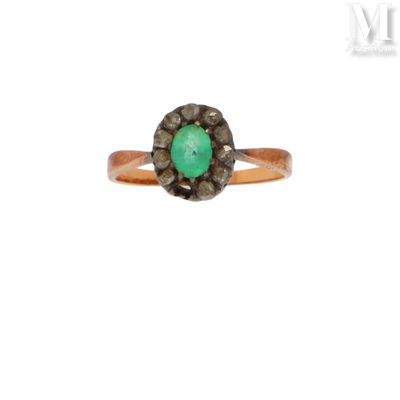 Gros plan sur une bague contenant une pierre verte