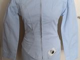 une photo d'une veste bleue sur un mannequin