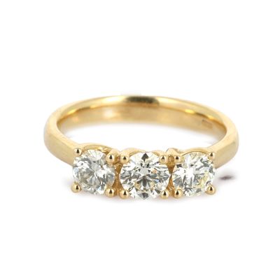 une bague en or sertie de trois diamants