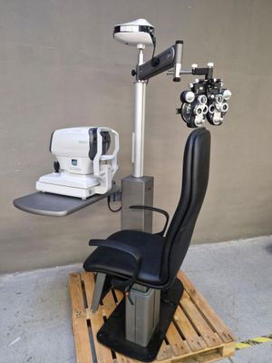 une chaise placée devant un appareil d'examen de la vue
