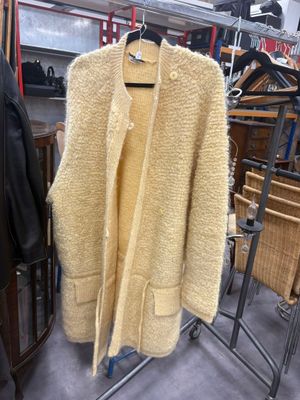 un manteau suspendu à un portant dans un magasin