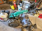 une petite moto qui est garée dans un garage