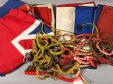 un tas d'objets rouges, blancs et bleus posés sur une table