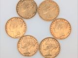 six souverains d'or britanniques disposés en cercle sur un fond blanc