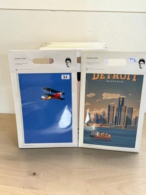 deux boîtes sur lesquelles figure l'image d'un avion