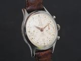 gros plan d'une montre-bracelet avec un bracelet en cuir marron