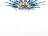 Le lustre bleu et or est suspendu au plafond.