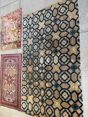 de nombreux tapis accrochés au mur d'une pièce