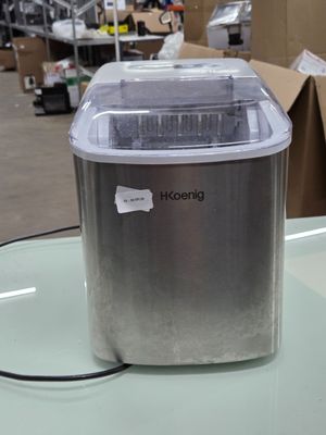 une petite machine à glaçons posée sur une table dans un entrepôt