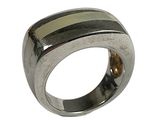 une image représentant une bague en argent ornée d'une bande noire et blanche