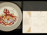 une photo d'une assiette sur laquelle figure l'image d'une femme