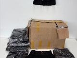 une boîte en carton sur laquelle sont représentés une jupe et un sac à main