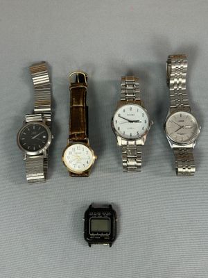 plusieurs montres et une montre posées les unes à côté des autres sur une table
