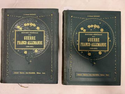 deux livres sont posés côte à côte sur une surface blanche