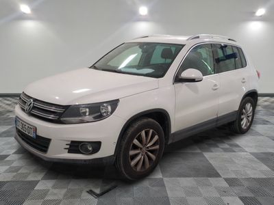 la volkswagen tiguan blanche est garée sur un carrelage à carreaux
