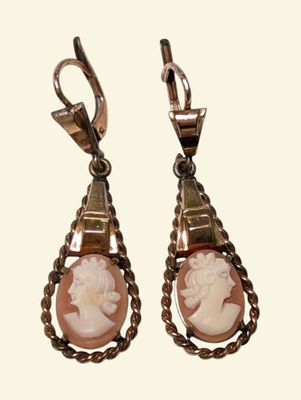 an image of a pair of earrings with cameo cameos on them