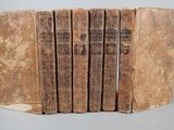 six vieux livres empilés les uns sur les autres sur une table