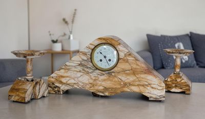 une horloge posée sur une table dans un salon