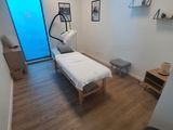 une image représentant une chambre avec un lit et une fenêtre