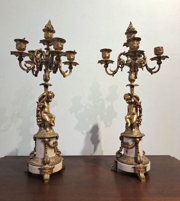 paire de candélabres anciens en laiton sur base en marbre