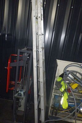 une image d'un homme travaillant sur une machine dans un garage